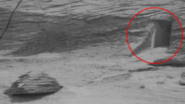 “Mystery Door” Photographed on Mars by Nasa Raises Speculation About Alien Civilizations